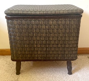 lot 135 image: Vintage Redmon Sewing Basket with Notions