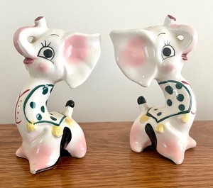 lot 141 image: 4 Sets of Adorable Vintage Salt and Pepper Shaker Sets