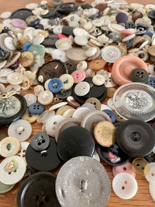 lot 146 image: Variety of Vintage Buttons