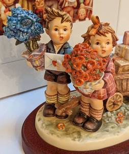 lot 151A image: Hummel Loves Bounty Figurine