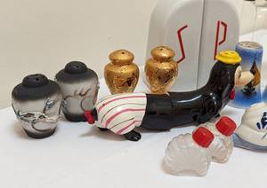 lot 163 image: Adorable Vintage Salt and Pepper Shakers