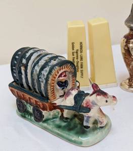 lot 182 image: Adorable Assortment of Vintage Salt and Pepper Shakers