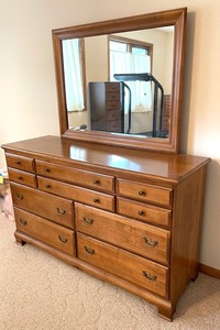 lot 189 image: Delightful Vintage Dresser with Mirror