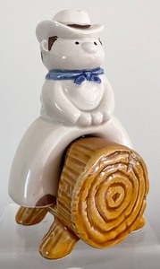 lot 213 image: 4 Sets of Adorable Vintage Salt and Pepper Shaker Sets