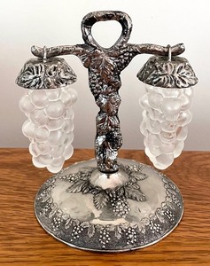 lot 215 image: Variety of Vintage Salt and Pepper Shakers