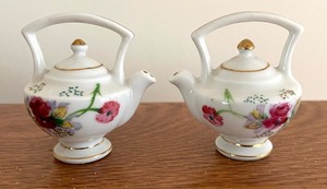 lot 216 image: Vintage Salt and Pepper Shaker Sets