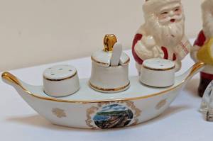 lot 225 image: Adorable Vintage Salt and Pepper Shakers