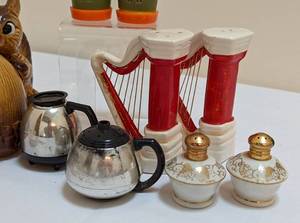 lot 226 image: More Adorable Vintage Salt and Pepper Shakers