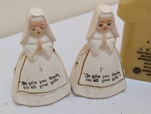 lot 237 image: Adorable Vintage Salt and Pepper Shakers