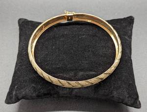 lot 38 image: 10k Gold Bangle Bracelet