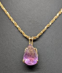 lot 41 image: 14k Gold Twist Chain and Stone Pendant