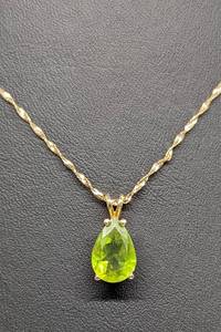 lot 43 image: 14k Gold Twist Chain and Peridot Pendant