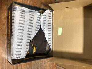 lot 45 image: DEWALT Mens Halogen 6 in. Work Boots - Soft Toe - Brown Crazy Horse Size 10.5(M)