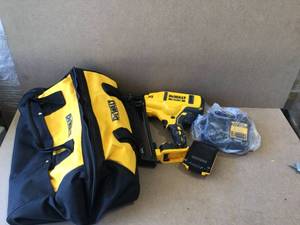 lot 54 image: DEWALT 20-Volt Max 16-Gauge Cordless Angled Finish Nailer Kit- Customer Returns, Review all pictures
