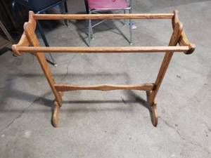 lot 12 image: Quilt Rack