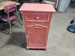 lot 14 image: Small Cabinet