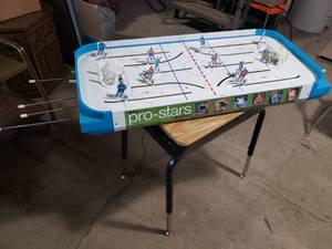 lot 22 image: Vintage Tabletop Hockey Game