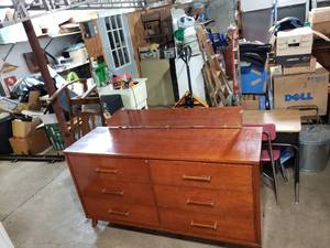 lot 25 image: Mainline Dresser with Mirror