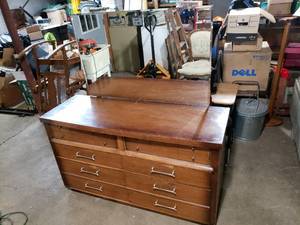 lot 26 image: Mengel Dresser with Mirror