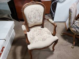 lot 29 image: Decorative Chair
