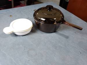 lot 48 image: Glass Corning Pan and Bowl