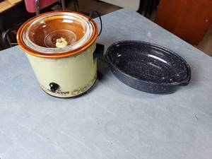 lot 49 image: Crockpot and Small Roaster