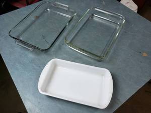 lot 50 image: Glass Baking Pans