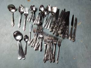 lot 59 image: Oneida Silverware