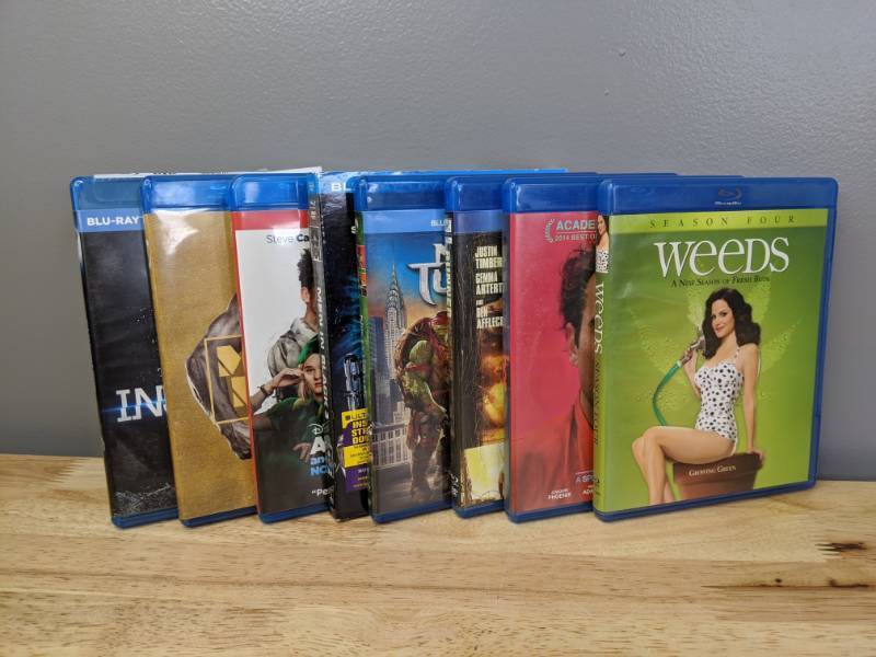 lot 57 image: 8 Blu Ray Movies and TV Season Weeds Men In Black Insurgent Her TNMNT T