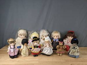 lot 104 image: Collection of Precious Moments Dolls in Assorted ClothingOutfits N
