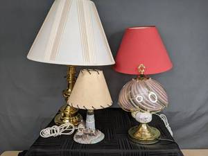 lot 142 image: Lovely Little Lamp Lot (4 Lamps)  W