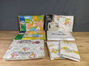 lot 180 image: A Set of Bed Linens by Monticello and Pacific Full & Double Y
