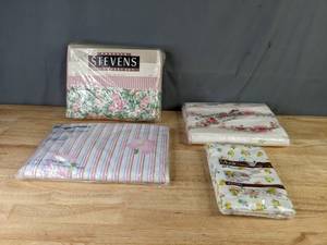lot 182 image: A Set of Bed Linens (4) by Stevens, Cannon, and JCPennys Full Flat and Fitted Sheets Y