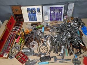 lot 177 image: An Assortment of Kitchen Utensils Y