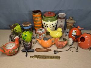 lot 176 image: An Assortment of Bird Decor and BirdHouses Y