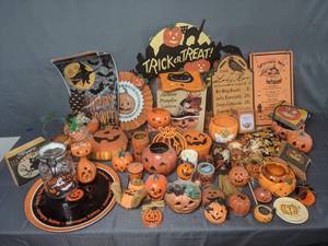 lot 173 image: Array of Halloween Decor Signs, Jack-O-Lanters, & More Y