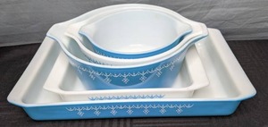 lot 164 image: Rare (5) Piece Vintage Pyrex Set, Blue & White Snowflake Garland Pattern, Bowls, Lasagna Pan, & Brownie Pan, 1960s-1970s Y