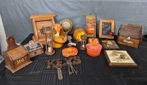 lot 183 image: An Assortment of Vintage Home Decor Y