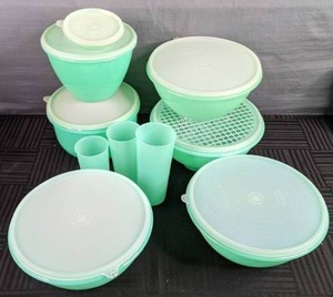 lot 149 image: Vintage Green Tupperware Collection Y