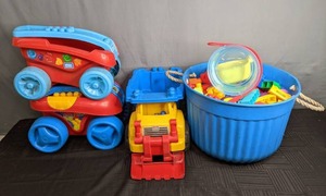 lot 274 image: Kids Toys Mega Bloks Vehicles and an Array of Blocks Z
