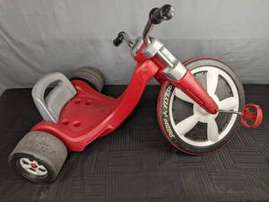 lot 275 image: Radio Flyer Deluxe Big Flyer Toddler Bike Z