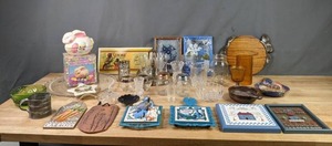 lot 221 image: Various House Items - Rabbit Candy Dish Glassware Decorative Signs   Y