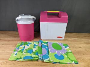lot 189 image: Rubbermaid Pink and White Cooler, Waterjug, and Seven Napkins Y