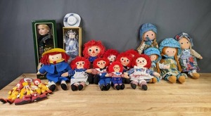 lot 192 image: An Assortment of Vintage Dolls Y