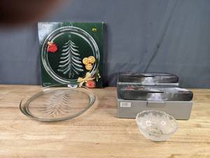 lot 213 image: Holiday Platter Studio Nova Glass Bowls   Y