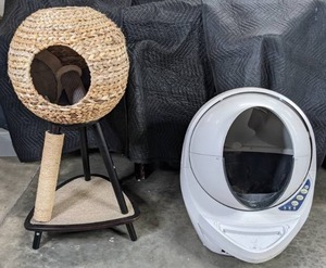 lot 321 image: Electronic Cat Litter Box and 45-Inch Cat Scratcher Q