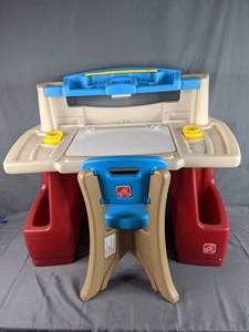 lot 270A image: Step2 Deluxe Art Master Kids Desk with Matching Chair  Z