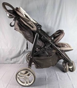 lot 262 image: Graco Aire3 Collapsible Three-Wheeled Stroller  Z