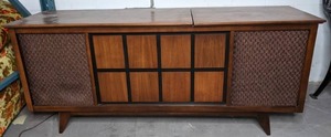 lot 253 image: Vintage 1960s Penncrest Stereo High Fidelity Console with Garrard Turntable, Stereo Tape Deck & AMFM Radio  Y