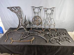 lot 479 image: Metal Decorations  X